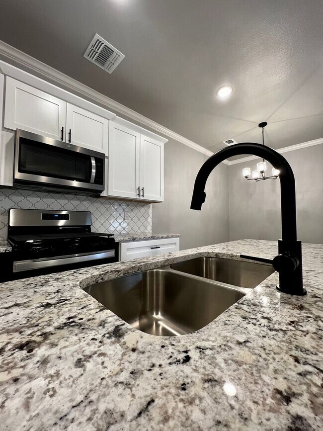 Foto del edificio - New Beginnings Start at AMRR: Gorgeous 3 Bedroom Townhome!