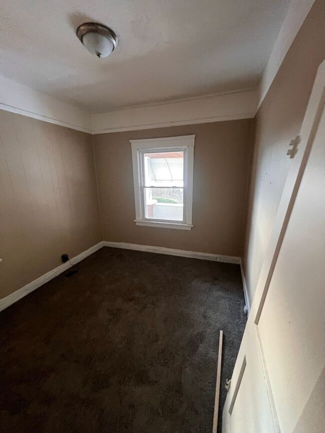 Building Photo - SECTION 8 WELCOME – Spacious 2-Bedroom wit...