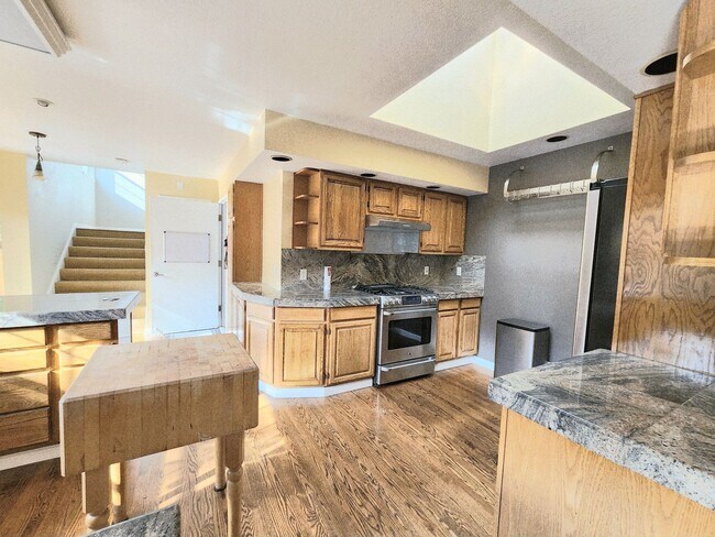 Building Photo - Stunning views in Redwood City