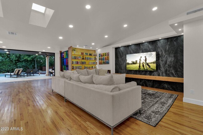Building Photo - 8117 E Del Barquero Dr