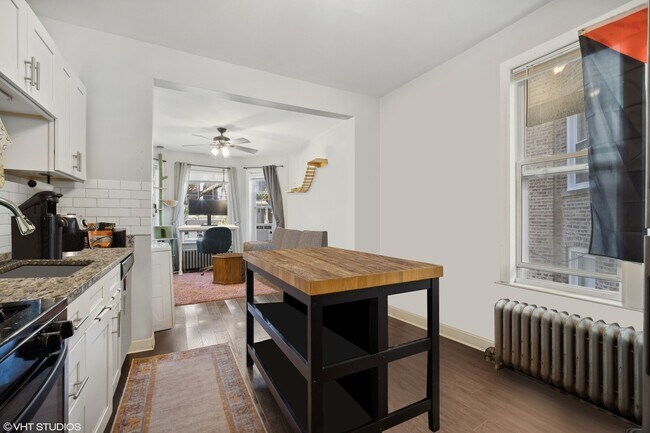 Foto del edificio - 2439 N Harding Ave