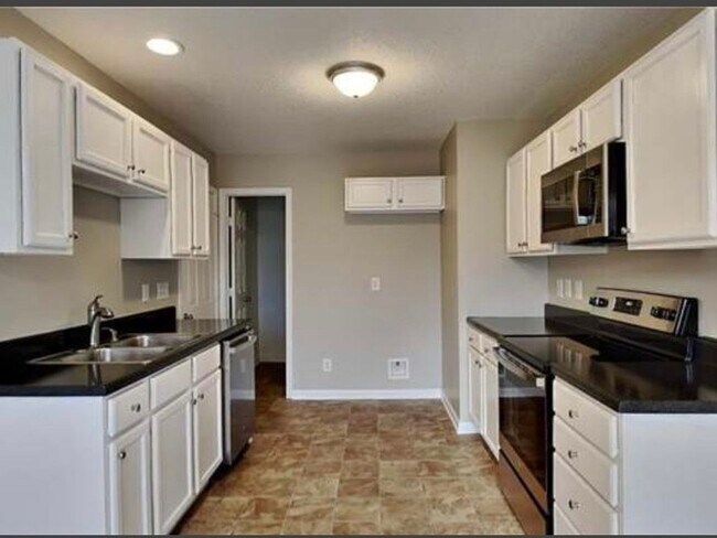 Foto del edificio - 3 Bedroom Single Family Home in Greensboro