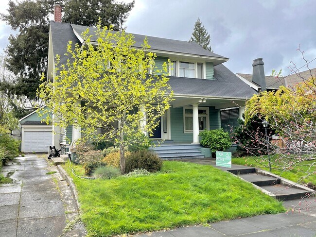 Foto del edificio - Coveted Laurelhurst Craftsman, Detached Garage, A/C, Hardwoods...A Rare Listing!