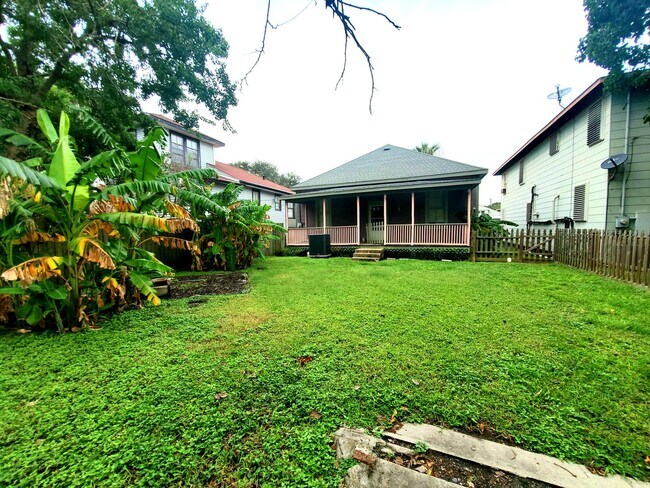 Foto del edificio - Large one story 3 bedroom Victorian cottage
