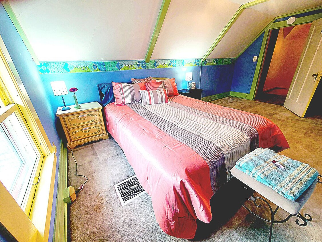 Room #4 - 1512 Harlem Blvd