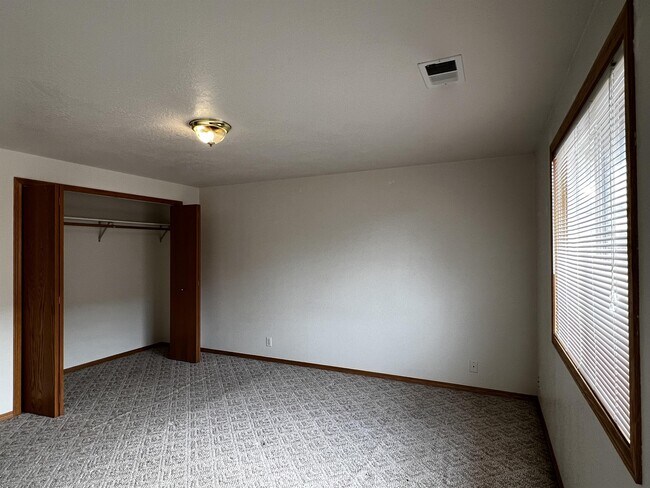 Building Photo - 1331 Fernwood Dr