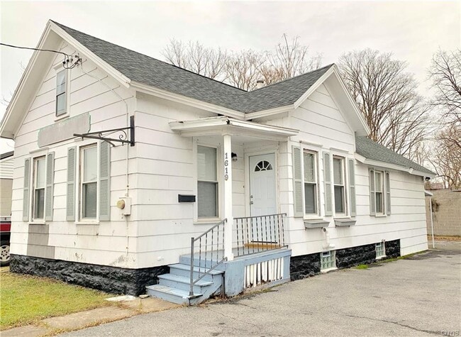Building Photo - 1619 Valley Dr