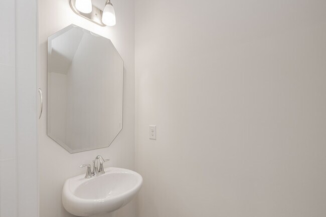 Building Photo - Charming 2 br 2.5 ba townhome covered fron...