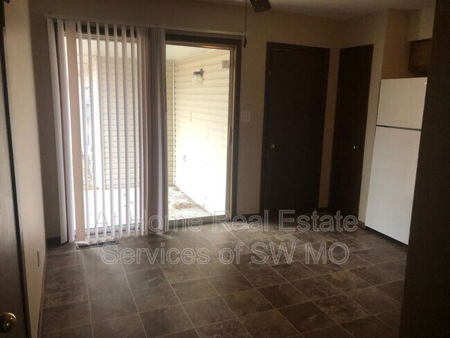 Foto del edificio - 3714 S Farm Rd 135
