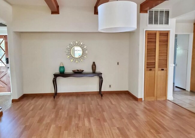 Foto del edificio - 6901 Sunkist Dr