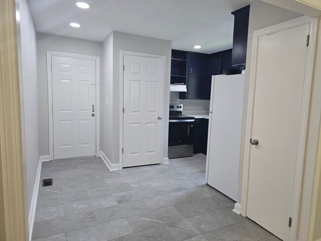 Building Photo - NEW LISTING!!!!!