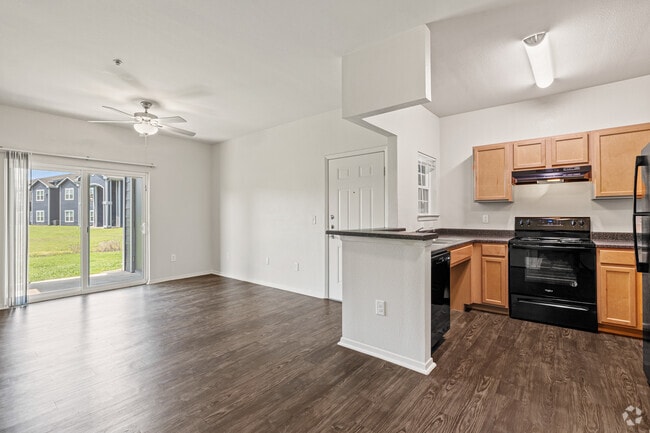 2 habitaciones, 2 baños - 900 pies cuadrados - Sala de estar - Champions Crossing