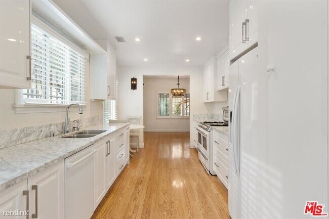 Building Photo - 3 br, 2 bath House - 470 S La Peer Dr