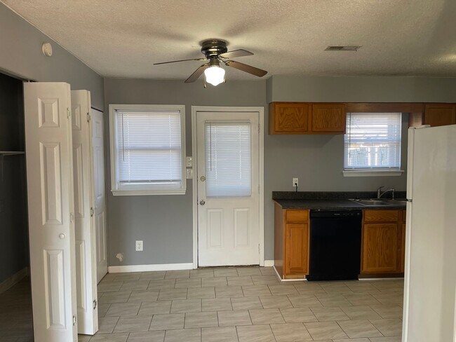 Building Photo - Beautiful 3 Bed, 1 Bath Convenient Location Mins From Hospital and Shopping
