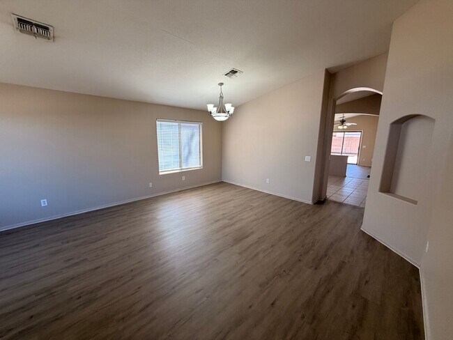 Foto del edificio - *NEW* Flooring + *NEW* Custom Paint Single Story Goodyear Home 4 Rent!