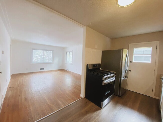 Foto del edificio - 3044 Buchanan St NE