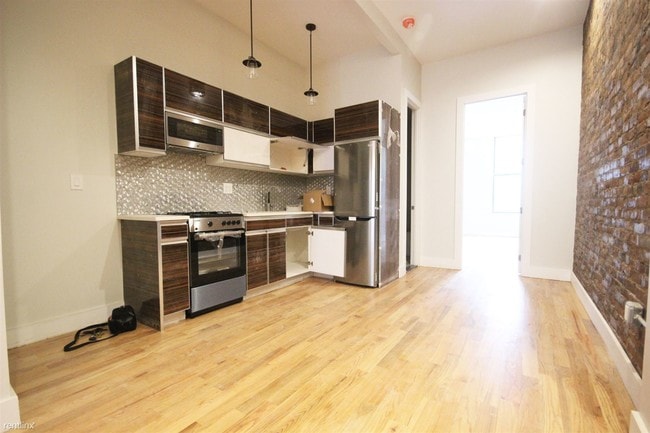 Building Photo - 318 Bleecker St