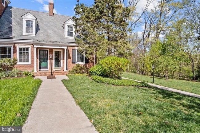 Charming 1-Bedroom Townhouse with 2 Full Baths in Arlington - Charming 1-Bedroom Townhouse with 2 Full Baths in Arlington