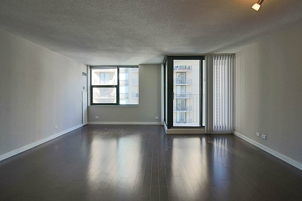 Photo - 72 W Huron St (Chicago, IL)