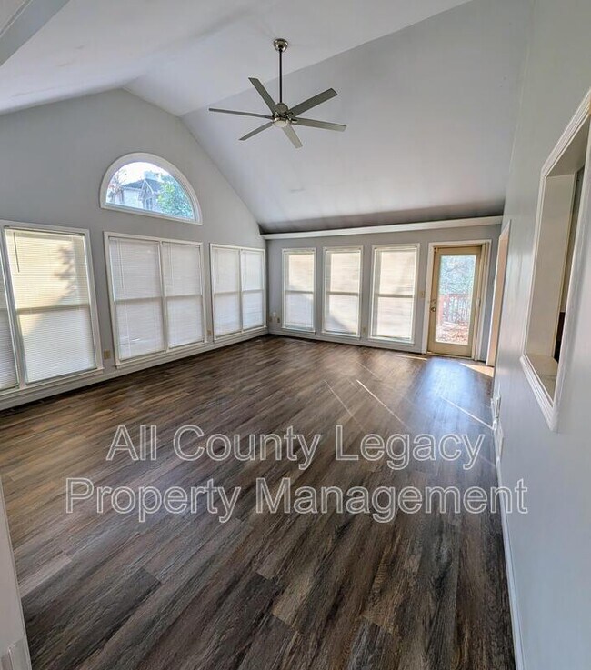 Foto del edificio - 2526 Zachary Woods Dr NW