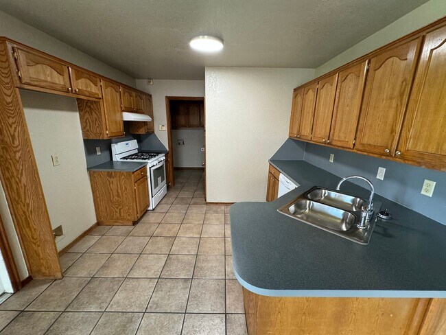 Building Photo - 4 bed in Moore Schools!