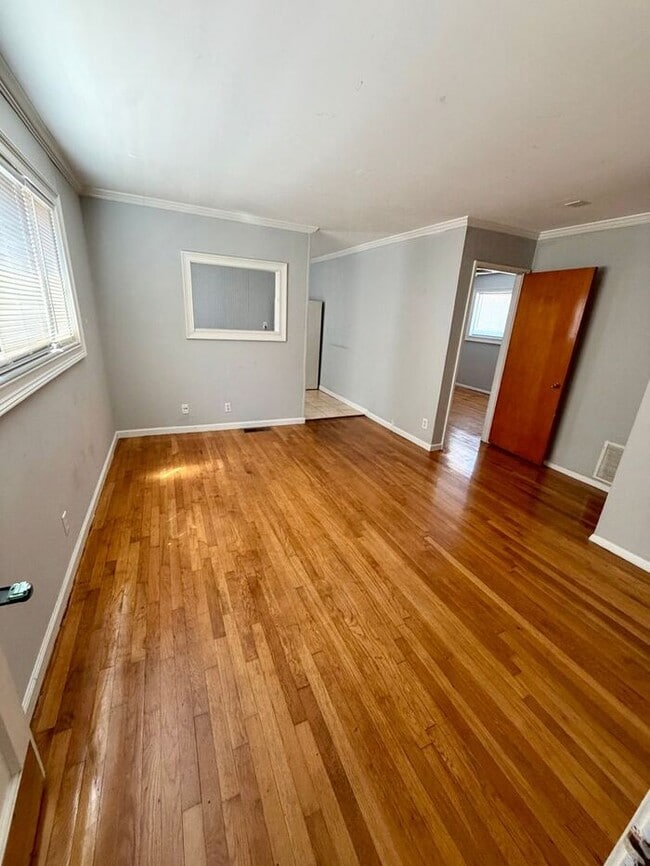 Building Photo - 1 BEDROOM 1 BATHROOM UNIT IN VIRGINIA HIGHLANDS!!!