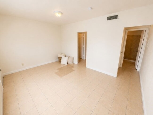 Building Photo - 1229 W Pierce St