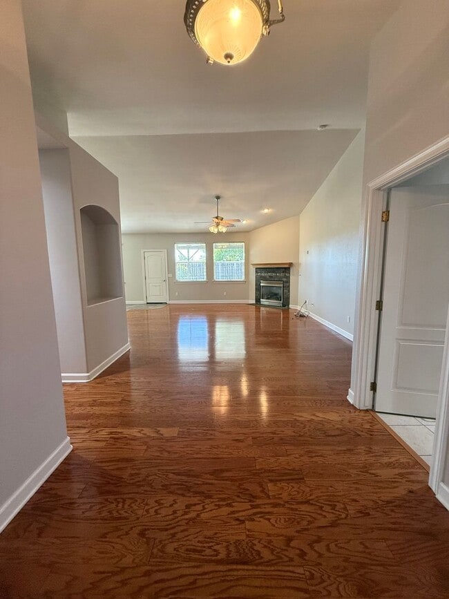 Building Photo - Beautiful 3 Bedroom 2 Bath Single Family H...