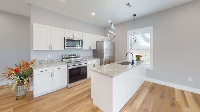 Building Photo - 1205 Hedge Ave