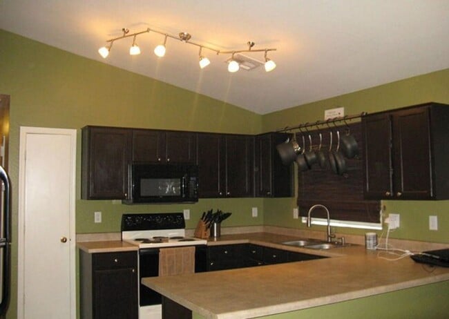 Building Photo - 4 Bedroom, 2 Bath Coming 07/01/25!