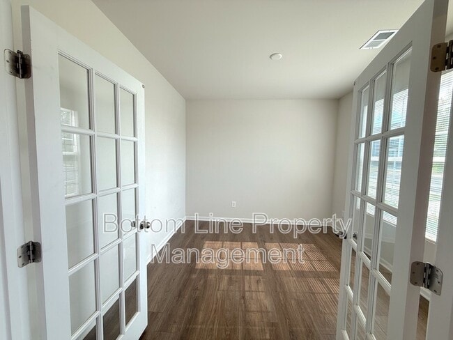 Building Photo - 15708 Country House St