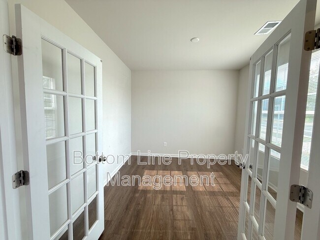 Foto del edificio - 15708 Country House St