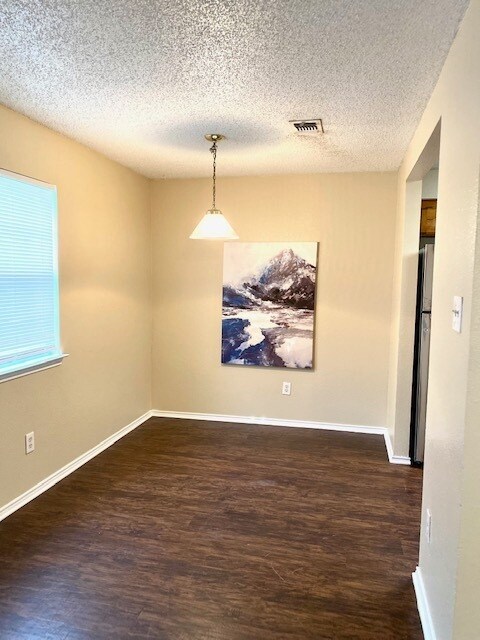 Building Photo - Spacious 1St floor 2 bedroom apartment ! w...