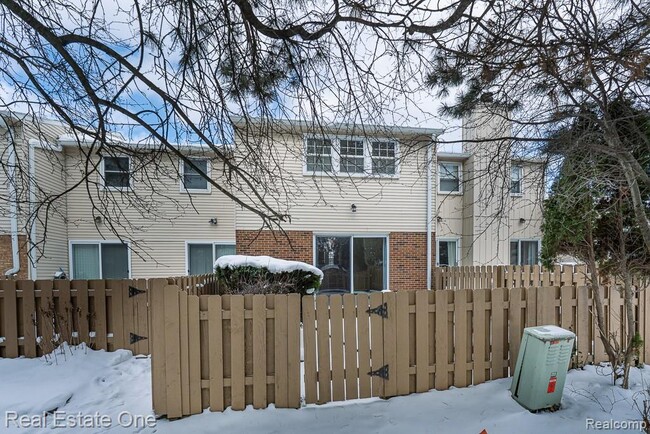 Foto del edificio - 5075 Buckingham Pl Dr