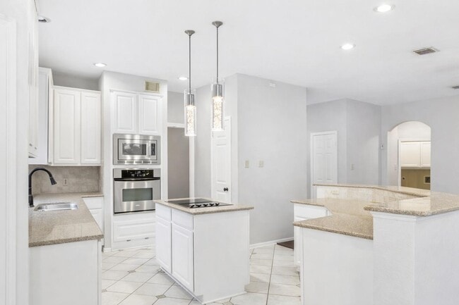 Building Photo - 6703 Cypress Village Dr