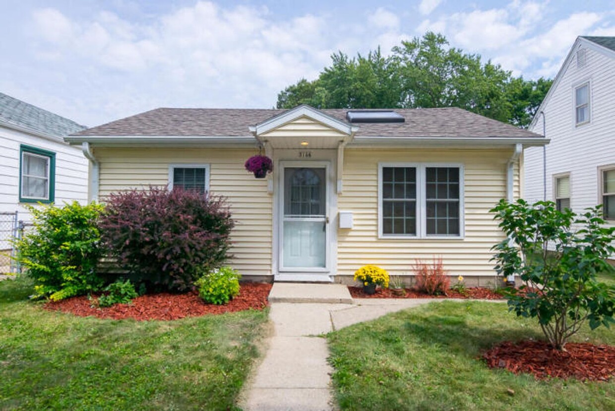 Primary Photo - Beautiful 2Bedroom Single Family Ranch Hom...