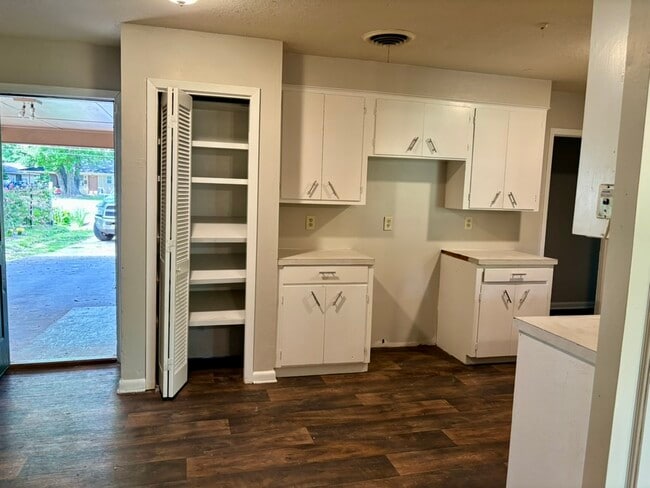 Building Photo - 1308 Parkview Dr