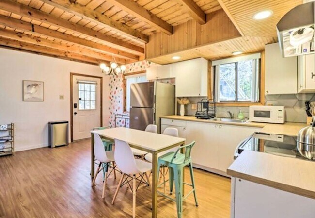 Foto del edificio - Charming 3BR House in Tobyhanna