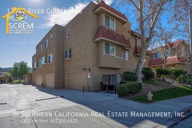 Building Photo - Three Bedroom Townhouse in Canyon Country