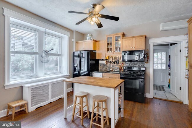 Building Photo - 149 1/2 Shurs Ln