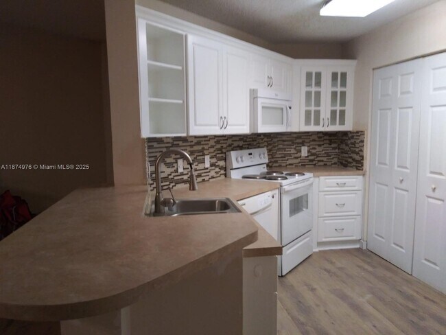 Foto del edificio - 6296 NW 186th St