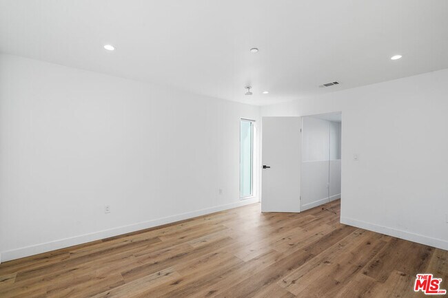 Foto del edificio - 839 N McCadden Pl