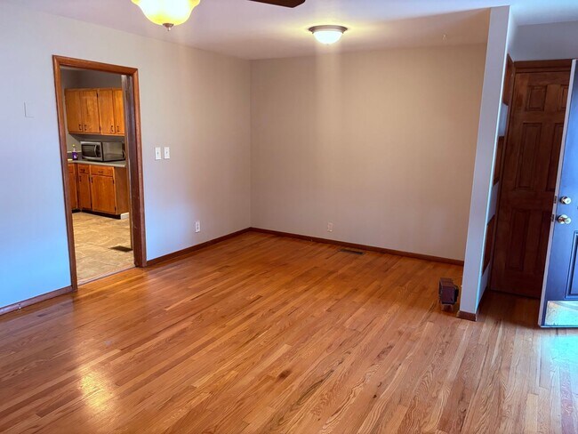 Building Photo - Cozy 4BR One Level Home with Extra Storage and Covered Deck in Knoxville