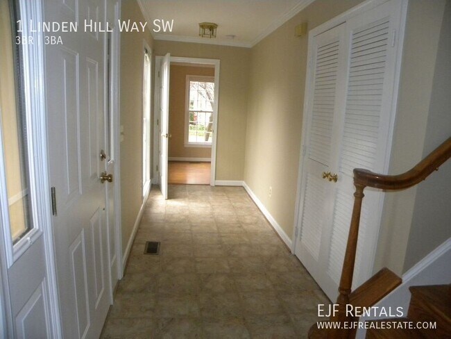 Foto del edificio - 1 Linden Hill Way SW