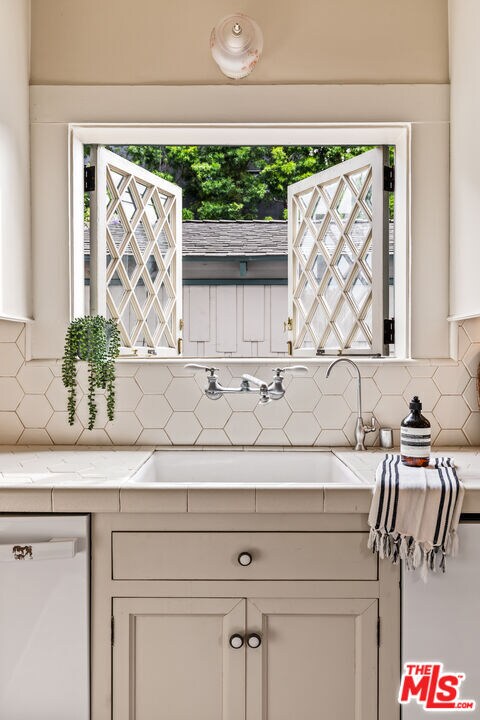 Foto del edificio - 587 Grand Blvd