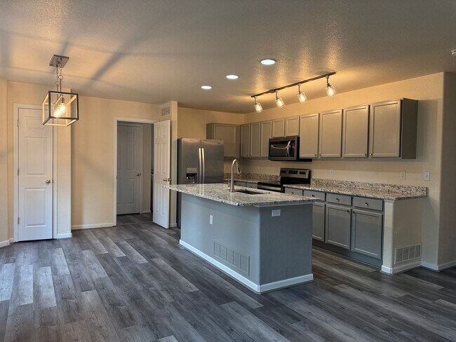 Building Photo - Great 4 bed 3 bath home Wolf Creek Neighbo...