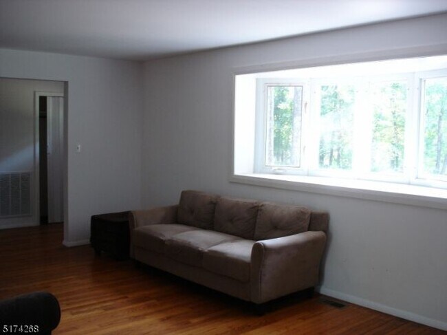 Building Photo - 52 Hillview Rd