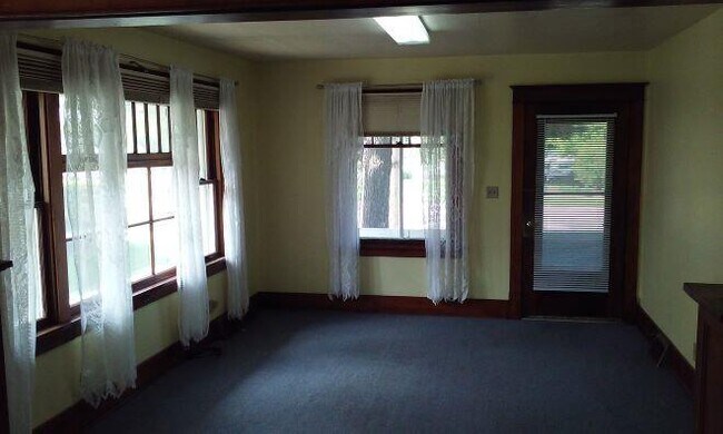 Foto del edificio - 1015 Mineral Point Ave