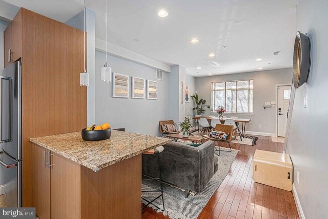 Foto del edificio - 1935 W George St