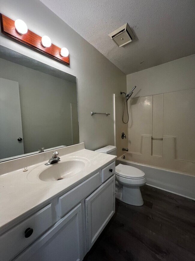 Building Photo - 2500-2502-2502 Hollyhock Dr